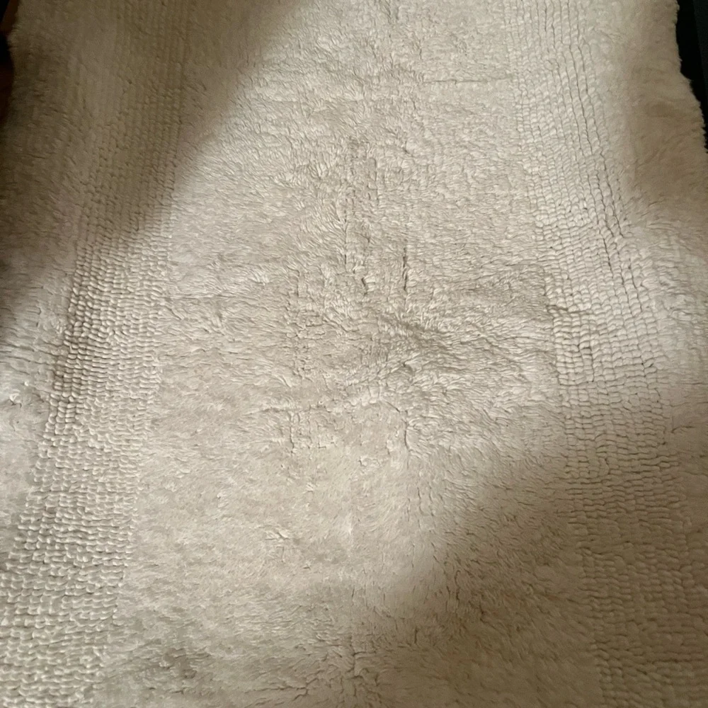 Ralph Lauren White Textured bath Rug/ Firm Price